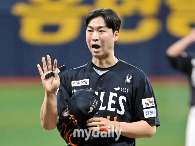 9일 오후 서울 고척동 고척스카이돔에서 진행된 '2025 프로야구 KBO리그' 키움히어로즈와 한화 이글스의 경기. 한화 엄상백이 피치컴 교체요청을 하고 있다./고척=송일섭 기자 andlyu@mydaily.co.kr