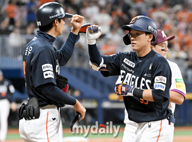 9일 오후 서울 고척동 고척스카이돔에서 진행된 '2025 프로야구 KBO리그' 키움히어로즈와 한화 이글스의 경기.<br><br>한화 황영묵이 3회말 1사에서 안타를 친 뒤 환호하고 있다./고척=송일섭 기자