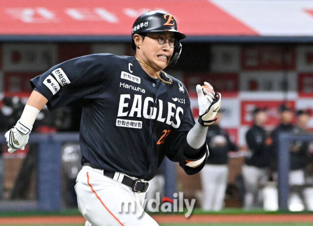 9일 오후 서울 고척동 고척스카이돔에서 진행된 '2025 프로야구 KBO리그' 키움히어로즈와 한화 이글스의 경기.<br><br>한화 채은성이 9회초 2사 1루서 적시타를 친 뒤 전력질주 하고 있다./고척=송일섭 기자