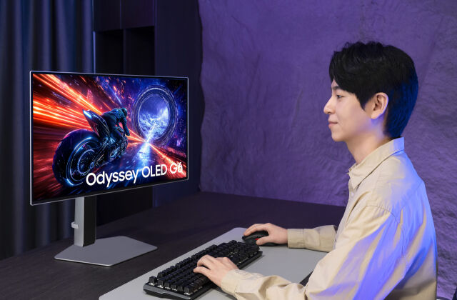 삼성전자 모델이 OLED 게이밍 모니터 '오디세이 OLED G6'를 체험하고 있다. /삼성전자