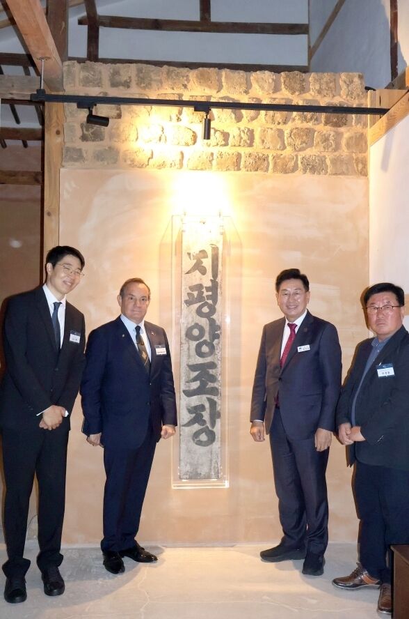 지난 9일 지평양조장 옛 현판 앞에서 왼쪽부터 김기환 지평주조 대표, 알랭 나스(Alain Nass) 전 주한 프랑스대사관 국방무관, 전진선 양평군수, 이성원 기초거점위원회 위원장이 기념 촬영을 하고 있다. /지평주조