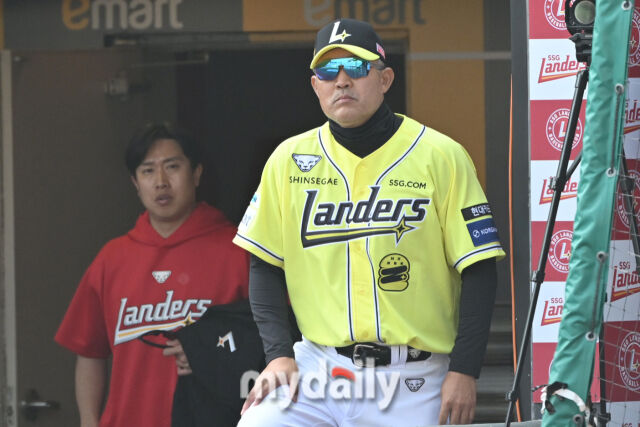 11일 인천 SSG랜더스필드에서 열린 '2025 신한 SOL BANK KBO리그' KIA 타이거즈와 SSG랜더스 경기. SSG 이숭용 감독이 경기를 지켜보고 있다./마이데일리
