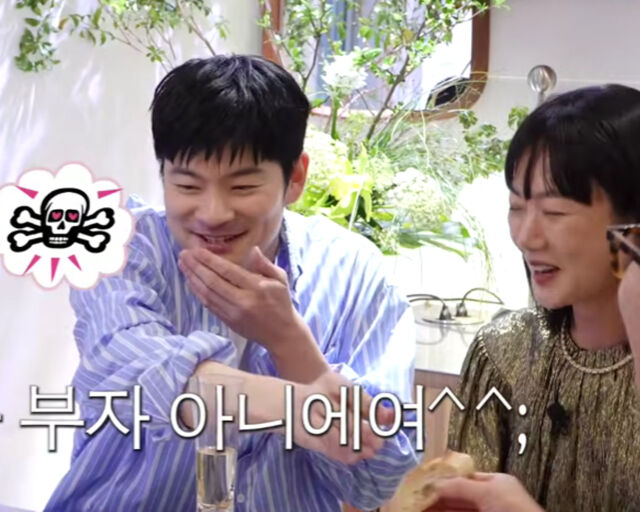 장기하가 배두나의 놀림에 당황한 모습을 보였다. / 유튜브 