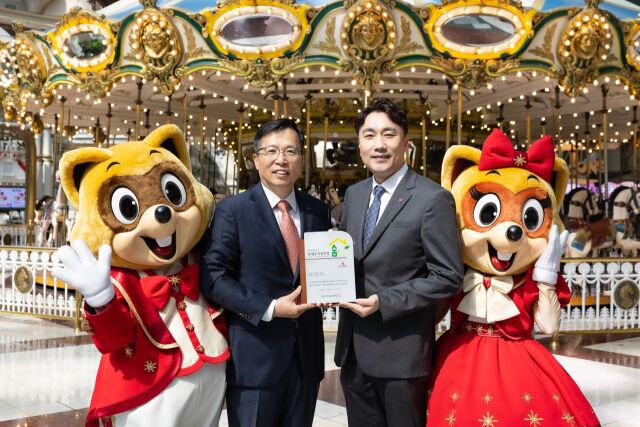 김기훈 롯데월드 영업본부장(오른쪽)과 김태형 한국표준협회 인증본부장이 레저 업계 최초 8회 연속 ‘실내공기질 인증’ 획득 인증서를 들고 기념 촬영을 하고 있다. /롯데월드 어드벤처