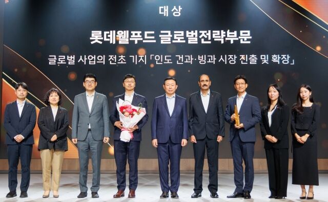 12일 서울 송파구 롯데호텔 월드에서 열린 ‘2025 롯데 어워즈’에서 신동빈 롯데 회장(왼쪽에서 다섯 번째)과 대상을 수상한 이창엽 롯데월푸드 대표(사진 왼쪽에서 네 번째) 등 관계자들이 기념사진을 찍고 있다. /롯데그룹