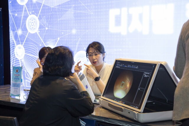 대웅제약은 서울 마포구 라이즈 호텔에서 ‘2025 D.G.I.T 심포지엄’을 열고 ‘디지털 헬스케어 체험 라운지’를 운영했다. /대웅제약