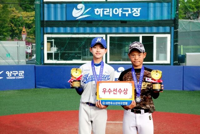 대회 우수선수상을 수상한 장민재(경남 함안베이스볼스포츠클럽), 신민우(충남 아산시유소년야구단)./대한유소년야구연맹