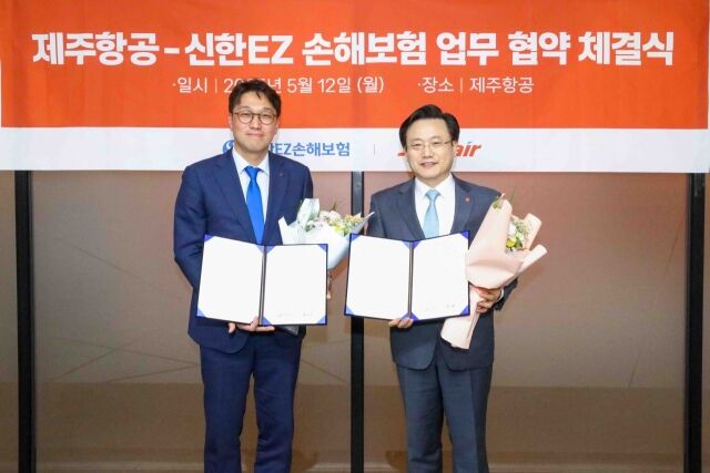 김이배 제주항공 대표이사(오른쪽)와 강병관 신한EZ손해보험 대표이사가 지난 12일 서울 강서구에 위치한 제주항공 서울지사에서 상호협력을 위한 업무협약을 체결한 뒤 기념촬영을 하고 있다. /제주항공