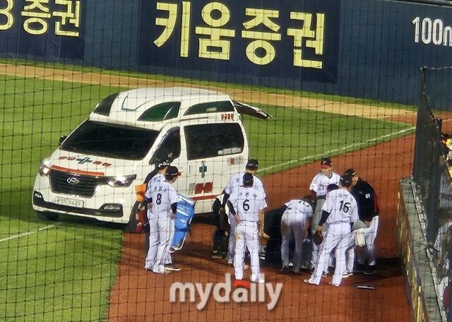 LG 홍창기가 그라운드에 쓰러져있다./잠실=심혜진 기자