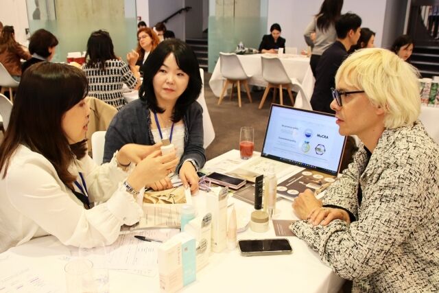 지난 12~13일 진행된 수출 상담회 현장에서는 업무협약(MOU)이 잇따라 체결되는 등 현지 바이어들로부터 뜨거운 반응을 얻었다. /롯데홈쇼핑