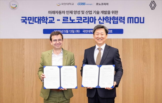 스테판 드블레즈 르노코리아 사장(왼쪽)과 정승렬 국민대 총장이 지난 13일 서울 성북구 국민대 본부관에서 산학협력 강화를 위한 업무협약을 체결한 뒤 기념촬영을 하고 있다. /르노코리아