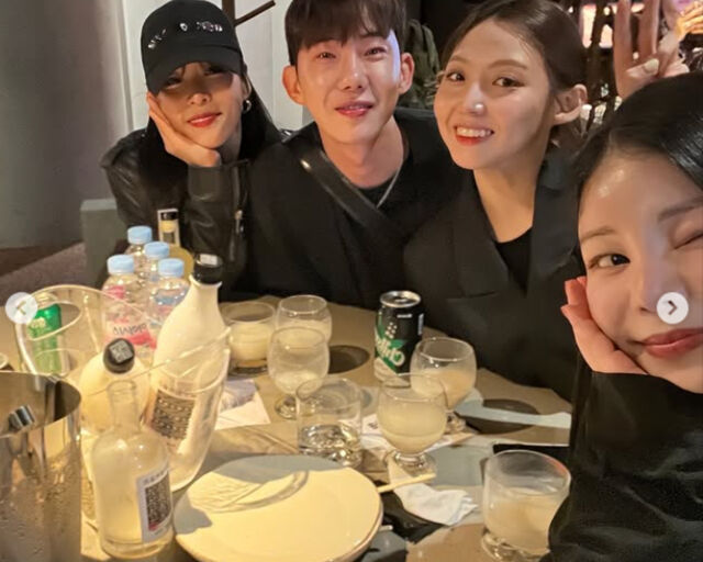 김재중의 막걸리 론칭에 동료들이 와서 축하의 경배를 들고 있다. / 민 소셜미디어 캡처