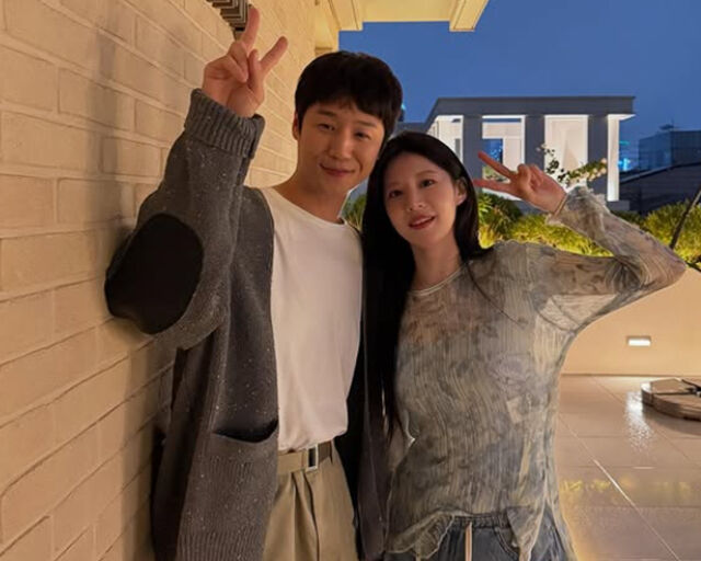 정준원과 고윤정은 '에그이즈커밍' 제작사 앞에서 다정하게 포즈를 취하고 있다. / 정준원 소셜미디어 캡처