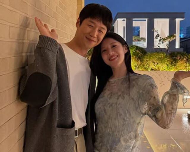 '언슬전'에서 '오구커플'로 인기를 끌고 있는 정준원과 고윤정이 다정하게 사진을 찍고 있다. / 정준원 소셜미디어 캡처