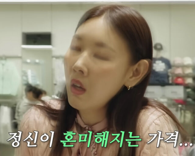 조카 지우가 고른 옷과 모자, 신발 가격을 들은 한혜진이 깜짝 놀랐다. / 유튜브 '한혜진' 캡처