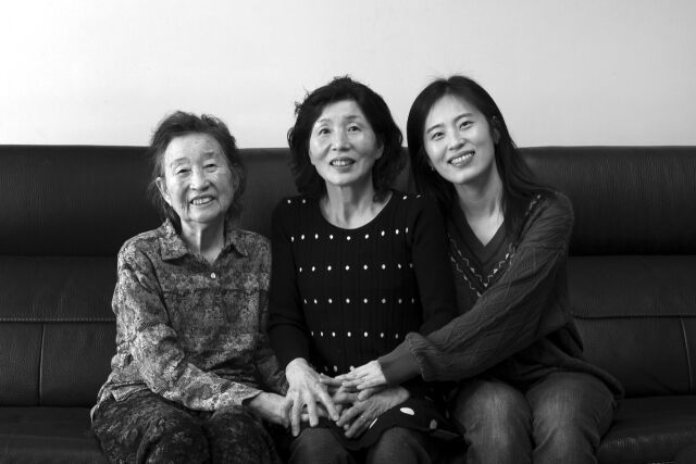 사진전 <가족/Family> 성이 다른 3대 모녀/선세영