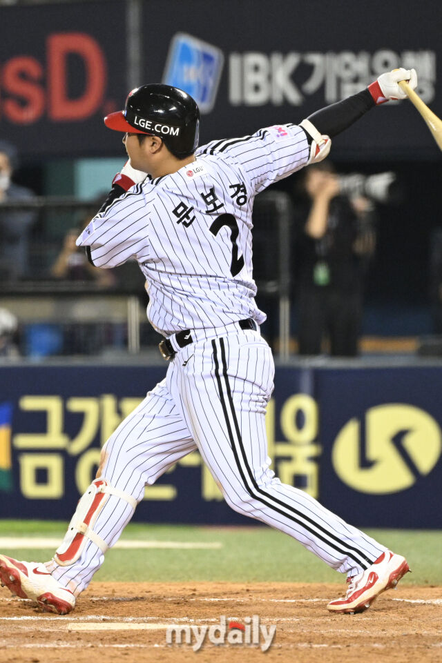 14일 서울 잠실야구장에서 열린 '2025 신한 SOL BANK KBO리그' 키움 히어로즈와 LG 트윈스 경기. LG 문보경이 6회말 2사에 2루타를 치고 있다. 문보경은 4타수 4안타(2루타 3개)를 기록했다./잠실=한혁승 기자