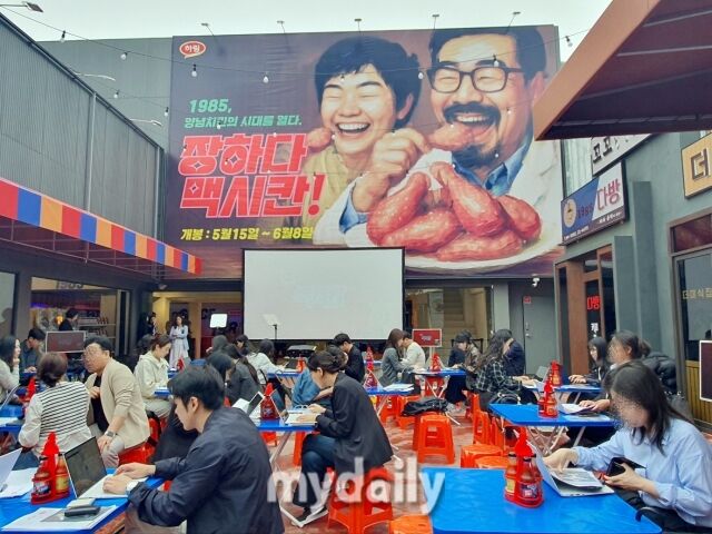 야장(야간·야외에서 장사하는 곳) 콘셉트의 장하다 하림 맥시칸 팝업스토어 야외 공간. /방금숙 기자