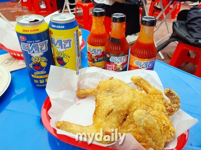 장하다 하림 맥시칸 팝업스토어에서는 매일 선착순 100마리 한정 당일도계한 치킨과 맥시칸 양념소스 3종을 맛볼 수 있다. /방금숙 기자