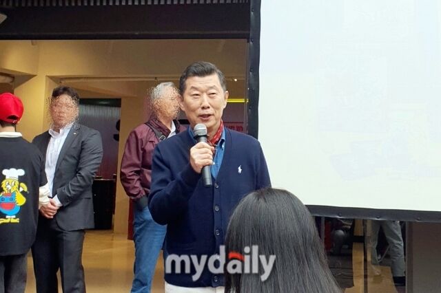 김홍국 하림 회장이 15일 서울 성수동 ‘장하다 하림 맥시칸’ 팝업스토어 현장에서 열린 기자간담회에서 인사말을 하고 있다. /방금숙 기자
