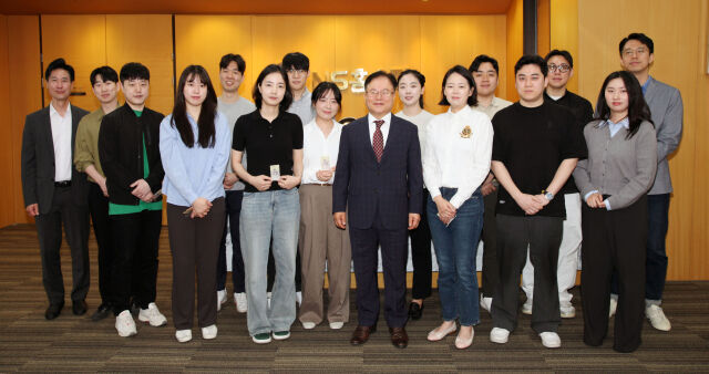 지난 13일 NS홈쇼핑은 조직문화 구축에 구성원이 참여하는 NS컬처에이전트 발대식을 가졌다. 사진 가운데가 조항목 NS홈쇼핑 대표. /NS홈쇼핑