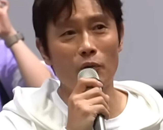 이병헌이 영화 무대인사에서 아내 외조를 해 눈길을 끌고 있다. / 유튜브 숏츠 캡처