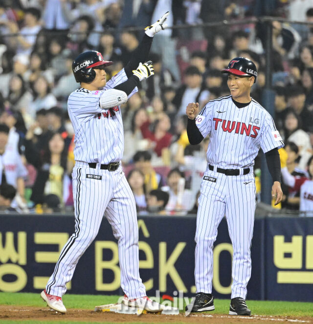 2025년 5월 15일 오후 서울 잠실구장에서 진행된 '2025 신한 SOL뱅크 KBO 리그' 키움 히어로즈와 LG 트윈스의 경기.<br><br>LG 함창건이 4회말 2사 1루서 안타를 친 뒤 기뻐하고 있다./잠실=유진형 기자