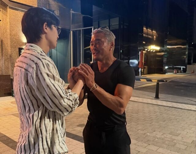 배우 박서준과 격투기 선수 추성훈이 손을 잡고 이야기를 나누고 있다. / 추성훈 인스타그램 캡처
