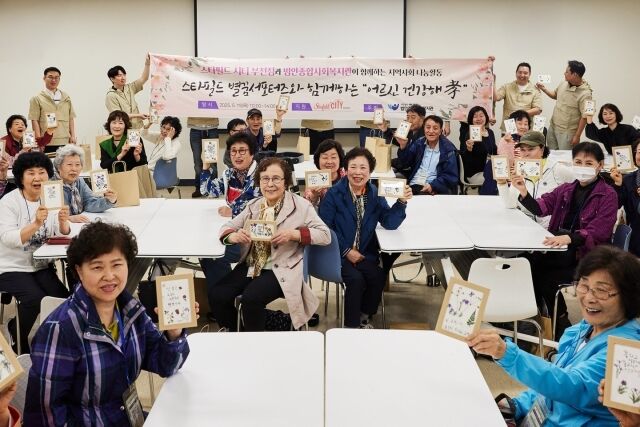 지난 15일 스타필드 시티 부천에서 진행된 압화 캘리그래피 클래스에서 