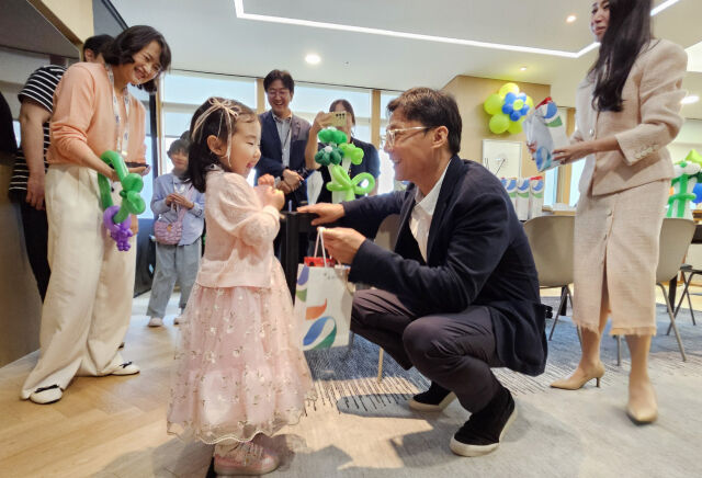 지난 15일 GS리테일 패밀리 데이 행사에서 허서홍 GS리테일 대표이사(오른쪽에서 두번째)가 참가한 아동과 이야기를 나누고 있다. /GS리테일
