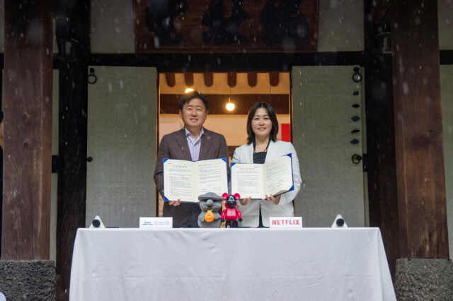 (좌측부터) 오영훈 제주특별자치도지사와 김민영 넷플릭스 아시아 태평양 지역(인도 제외) 콘텐츠 VP / 넷플릭스 제공
