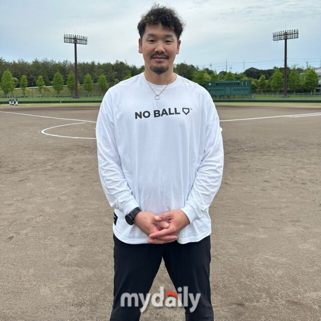 대한유소년야구연맹 19기 대표팀의 국제교류전에서 오릭스 버팔로스 출신의 T-오카다가 조언을 건네며 시구를 진행했다./효고현(일본)=노찬혁 기자