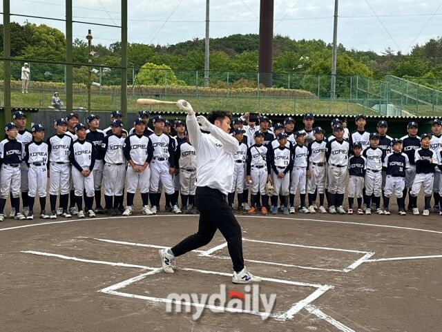 대한유소년야구연맹 19기 대표팀의 국제교류전에서 오릭스 버팔로스 출신의 T-오카다가 조언을 건네며 시구를 진행했다./효고현(일본)=노찬혁 기자
