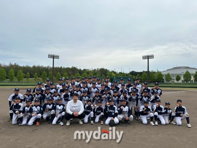 대한유소년야구연맹 19기 대표팀의 국제교류전에서 오릭스 버팔로스 출신의 T-오카다가 조언을 건네며 시구를 진행했다./효고현(일본)=노찬혁 기자