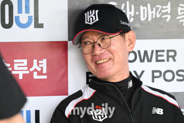 17일 서울 잠실야구장에서 열린 '2025 신한 SOL BANK KBO리그' KT 위즈와 LG 트윈스 더블헤더 1차전 경기. KT 이강철 감독이 경기 전 취재진과 인터뷰를 하고 있다./잠실 = 한혁승 기자