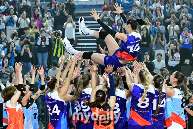 김연경이 18일 오후 인천 삼산월드체육관에서 'KYK 인비테이셔널 2025' 팀 스타-팀 월드의 경기 종료 후 동료 선수들에게 헹가래를 받고 있다.<br><br>KYK 인비테이셔널 2025는 김연경의 마지막 경기를 기념하기 위해 김연경이 직접 국내 리그 대표 선수들과 세계 최정상급 여자배구 선수들을 초청해 진행하는 경기다./인천=곽경훈 기자