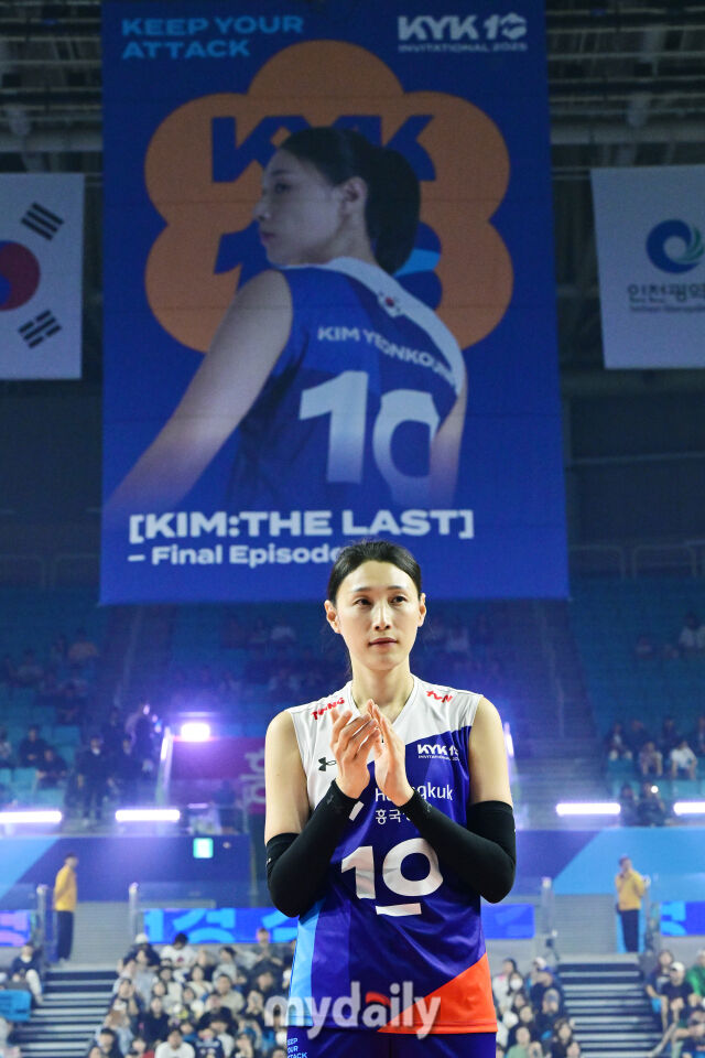 김연경이 18일 오후 인천 삼산월드체육관에서 'KYK 인비테이셔널 2025' 팀 스타-팀 월드의 경기 종료 후 기념촬영을 하고 있다.<br><br>KYK 인비테이셔널 2025는 김연경의 마지막 경기를 기념하기 위해 김연경이 직접 국내 리그 대표 선수들과 세계 최정상급 여자배구 선수들을 초청해 진행하는 경기다./인천=곽경훈 기자