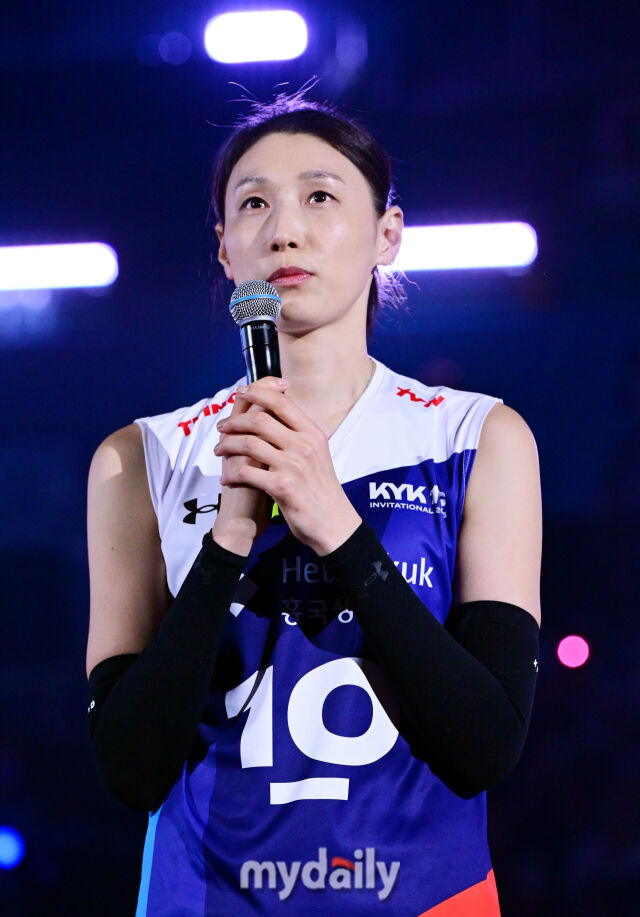 김연경이 18일 오후 인천 삼산월드체육관에서 'KYK 인비테이셔널 2025' 팀 스타-팀 월드의 경기 종료 후 팬들에게 인사말을 하고 있다.<br><br>KYK 인비테이셔널 2025는 김연경의 마지막 경기를 기념하기 위해 김연경이 직접 국내 리그 대표 선수들과 세계 최정상급 여자배구 선수들을 초청해 진행하는 경기다./인천=곽경훈 기자
