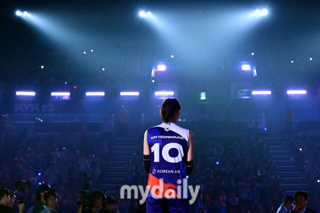 김연경이 18일 오후 인천 삼산월드체육관에서 진행된 'KYK 인비테이셔널 2025' 김연경 은퇴식에서 팬들에게 인사말을 하고 있다.<br><br>KYK 인비테이셔널 2025는 김연경의 마지막 경기를 기념하기 위해 김연경이 직접 국내 리그 대표 선수들과 세계 최정상급 여자배구 선수들을 초청해 진행하는 경기다./인천=곽경훈 기자