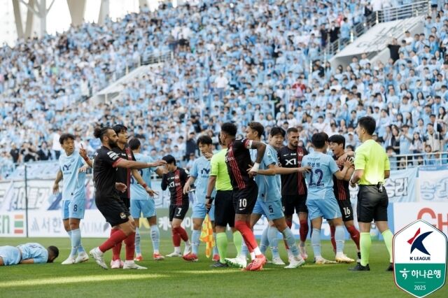 정승원과 카이오의 충돌 순간/한국프로축구연맹