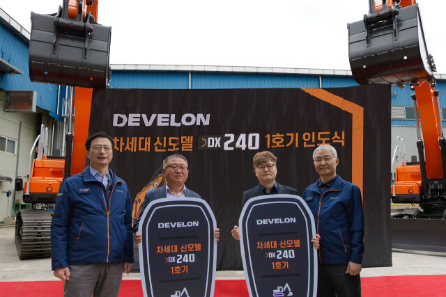 (오른쪽부터) 오승현 HD현대인프라코어 사장, 1호기 고객 이용철 청림환경 대표, 황의병 하나종합중기 대표, 문재영 HD현대인프라코어 건설기계사업본부장이 19일 HD현대인프라코어 인천 본사에서 차세대 신모델 굴착기 중 하나인 24t급 디벨론 중형 굴착기 1호기 전달식에서 기념촬영을 하고 있다. /HD현대인프라코어