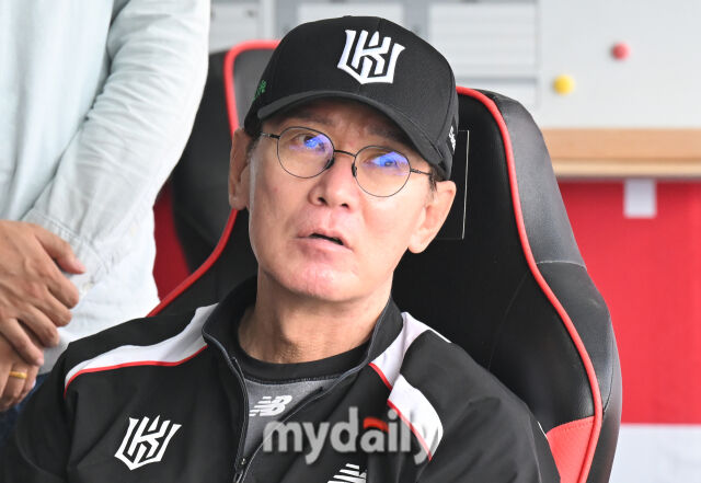 20일 오후 경기도 수원시 조원동 수원kt위즈파크에서 진행된 '2025 프로야구 KBO리그' kt위즈와 KIA타이거즈의 경기. 기아 이강철 감독이 경기전 훈련에서 인터뷰를 갖고 있다./수원=송일섭 기자 andlyu@mydaily.co.kr