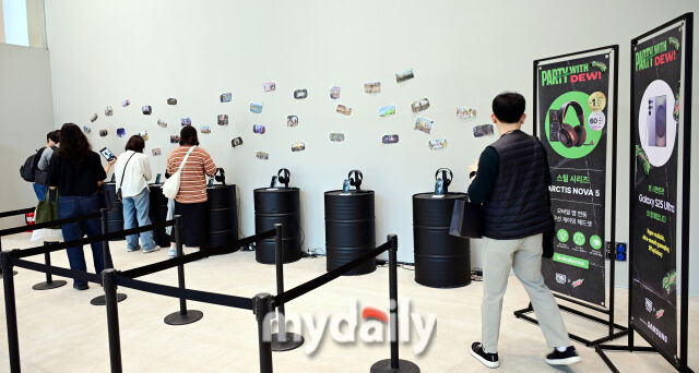 20일 서울 성동구 '펍지 성수'에서 <배틀그라운드 모바일> 7주년 팝업 스토어가 열렸다. 방문객들이 게임을 시연하고 있다. /곽경훈 기자
