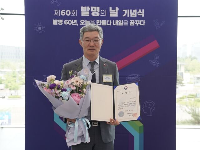 19일 서울 강서구 코엑스 마곡에서 개최된 ‘제60회 발명의 날’ 기념행사에서 최원석 BC카드 대표이사 사장이 기념 사진을 촬영하는 모습./BC카드