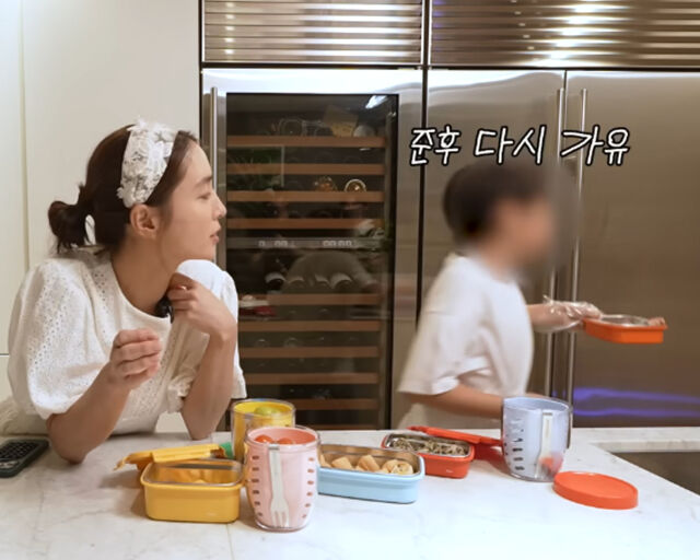이민정이 아들을 사랑스럽게 쳐다봐 눈길을 끌었다. / 유튜브 '이민정 MJ' 캡처