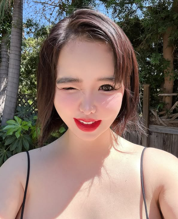 박봄 소셜미디어