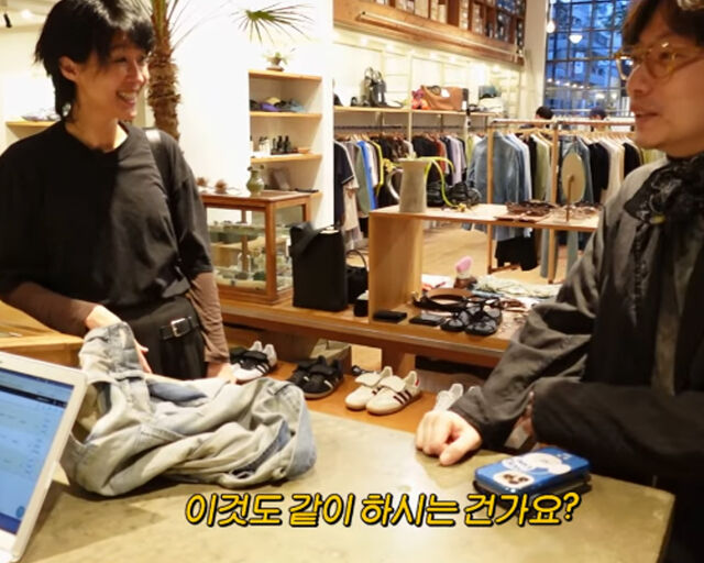 홍진경이 내기에서 져서 이동휘의 옷을 사주고 있다. / 유튜브 '공부왕찐천재 홍진경' 캡처