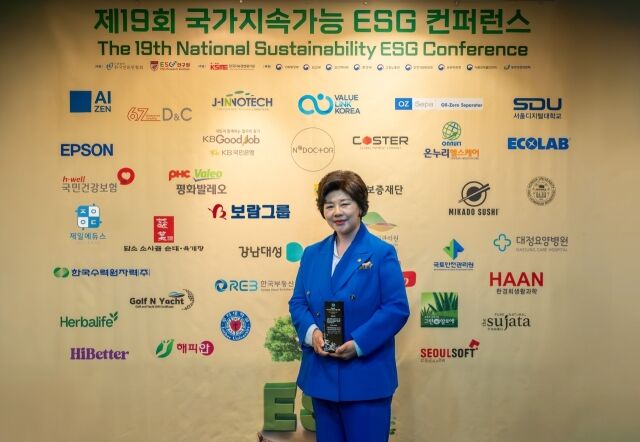 이현경 보람상조애니콜 대표이사가 ESG 사회공헌상을 수상한 뒤 기념촬영을 하고 있다./보람그룹