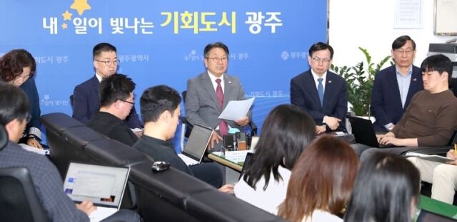 강기정 광주시장이 19일 광주 시청 5층 기자실에서 출입기자들과 차담회를 갖고 금호타이어 광주공장 화재 대응 등에 대해 설명하고 있다. /광주시