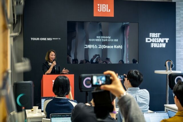 21일 서울 성동구 성수동에 위치한 큐레이션 쇼룸 이구성수에서 개최한 JBL 신제품 발표 및 체험 행사에서 하만 인터내셔널 아시아 태평양 컨슈머 오디오 총괄 그레이스 고가 인사말을 하고 있다./JBL